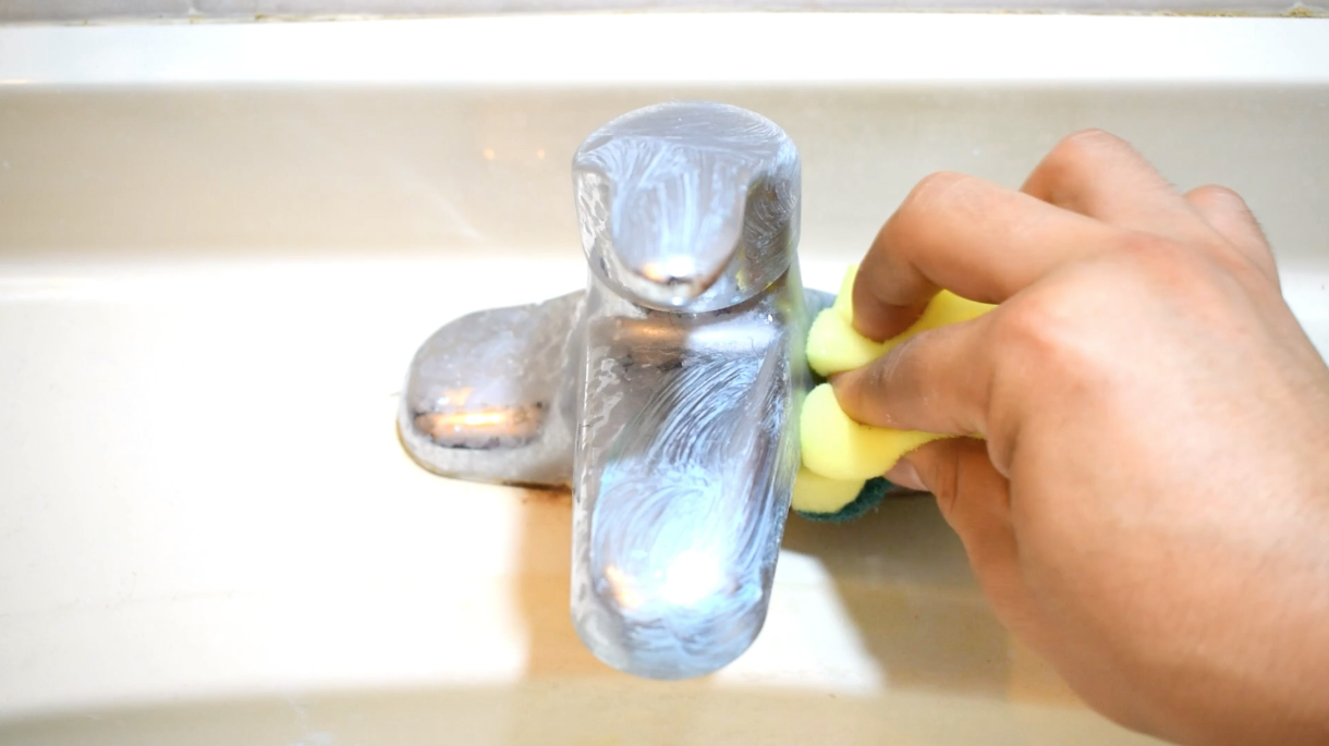 スポンジを使って、歯磨き粉を蛇口全体に広げるように磨く