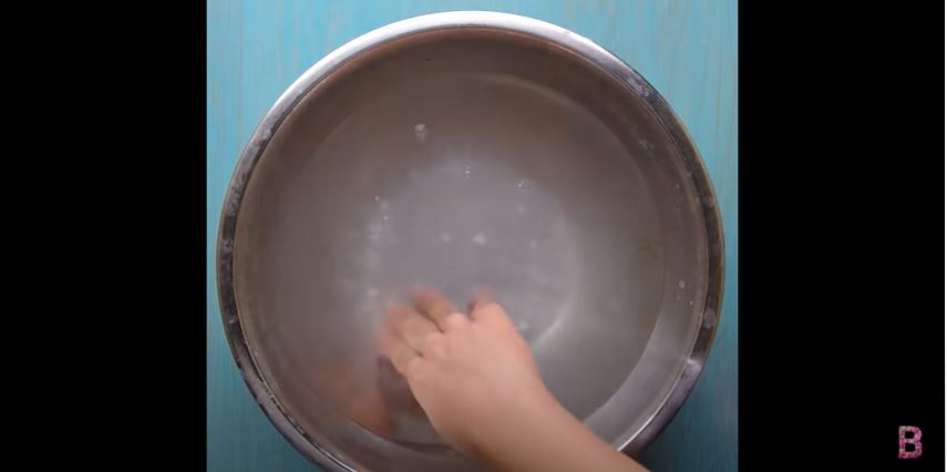 一握りの炭酸ソーダをボールに張った水に溶かす